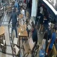 Video de atraco en Mall Plaza Medellín: ladrón que disparó, golpeado con silla