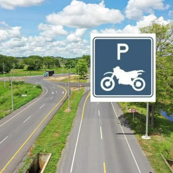 Foto de motos y señal azul con P y moto, en nota de qué significa la señal azul con una moto y una P.