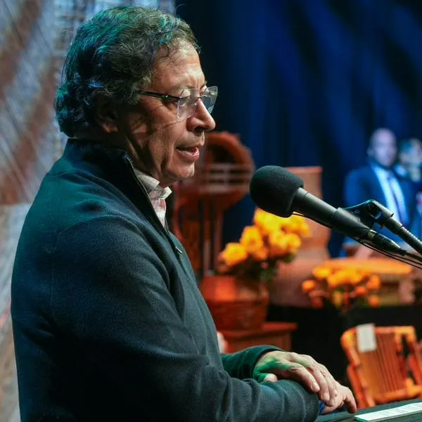Gustavo Petro confesó que no presentó tesis y justificó a ministro de Educación