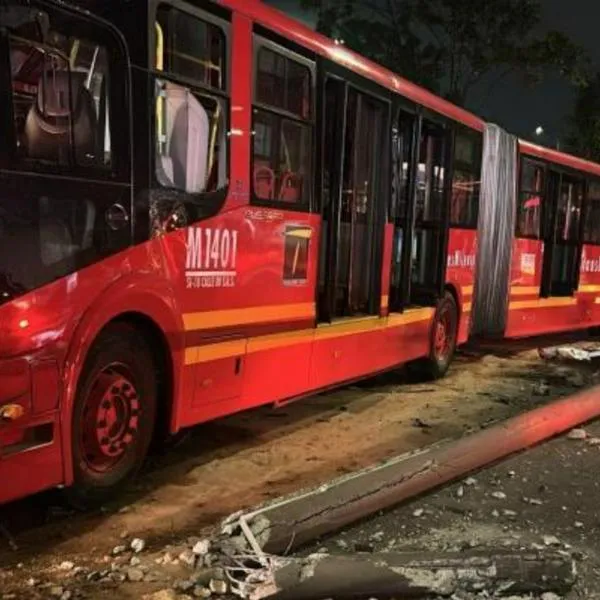 Pasajera de Transmilenio dio duro relato sobre lo que vivió en un accidente contra una camioneta en la calle 80: "La gente salió a volar". 