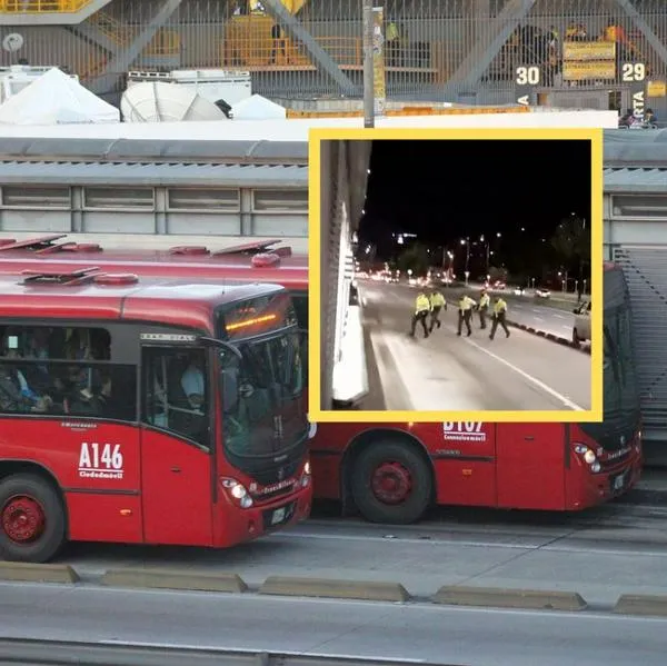 Policías se colaron en Transmilenio y detuvieron tráfico para meterse a estación