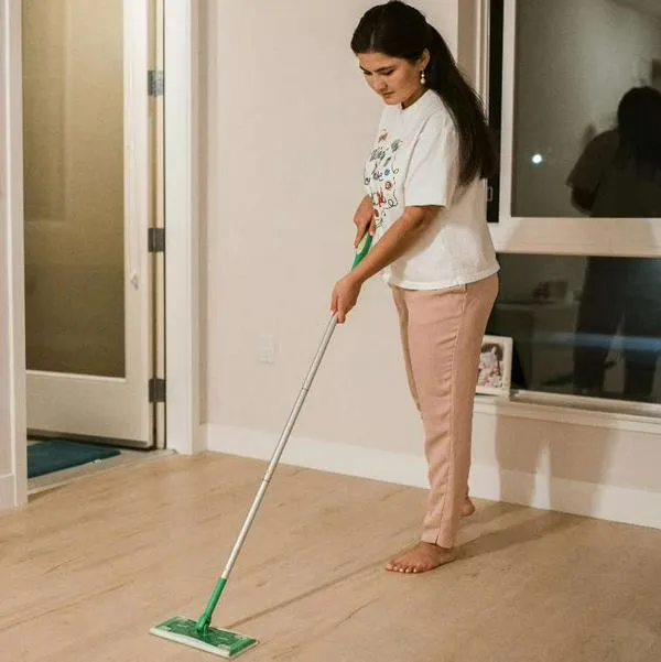 Foto de persona haciendo oficio, en nota de qué significa que una persona haga oficio los domingos, según psicología