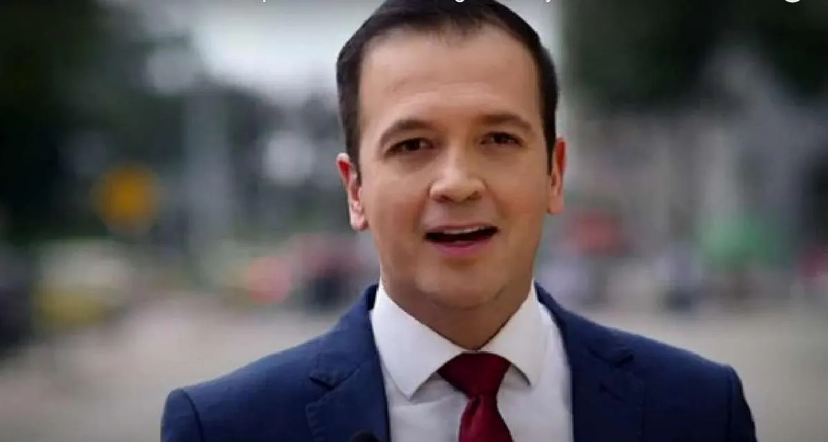 Foto de Aníbal Alvarado, en nota de quién es Aníbal Alvarado, presentador de Citytv que se retiró por tema familiar