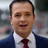 Foto de Aníbal Alvarado, en nota de quién es Aníbal Alvarado, presentador de Citytv que se retiró por tema familiar