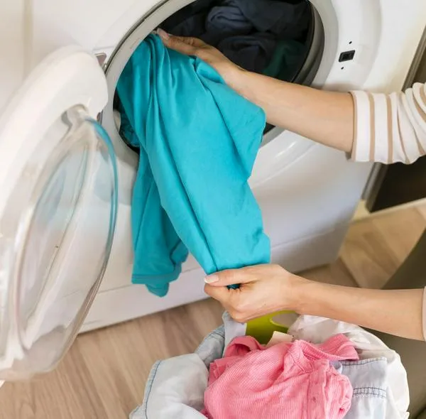 ¿Cómo es mejor poner la ropa en la lavadora, al derecho o al revés?