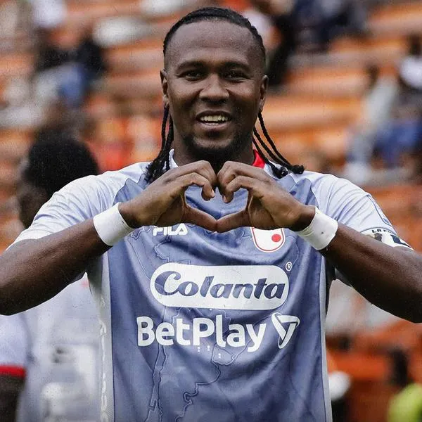 Hugo Rodallega celebrando uno de sus 4 goles contra Envigado, en la goleada de Independiente Santa Fe por Liga Betplay