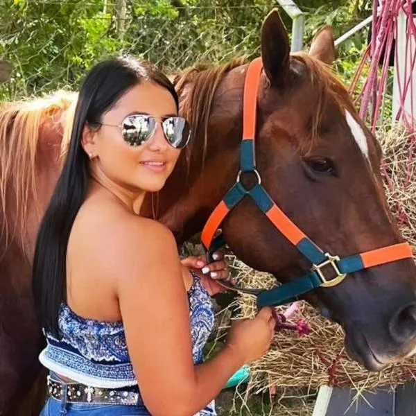 Ella era Angélica, la cantante que murió luego de caer de un caballo: cómo fue