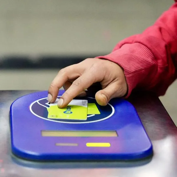 Persona pagando pasaje de Transmilenio, en nota sobre que empezaron a recargar tarjetas Tu Llave