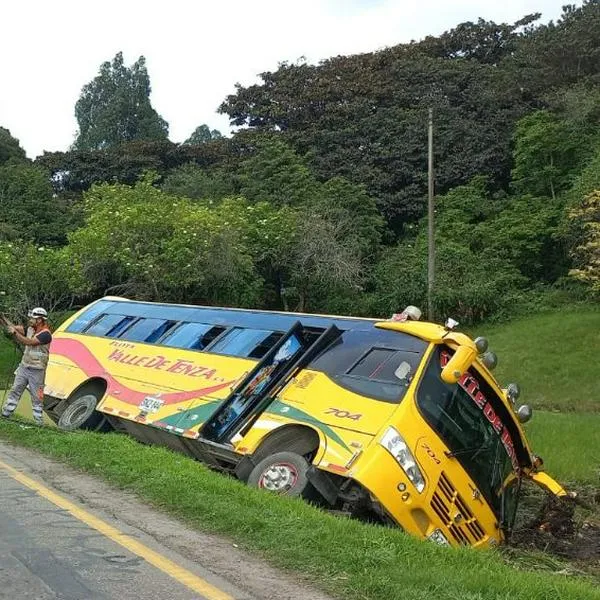 Así quedó el bus que se volcó en la Autopista Norte, entrando a Bogotá. Hubo un cierre vial que provocó un trancón