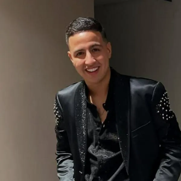 Martín Elías Jr. hizo petición de noviazgo con fuegos artificiales 