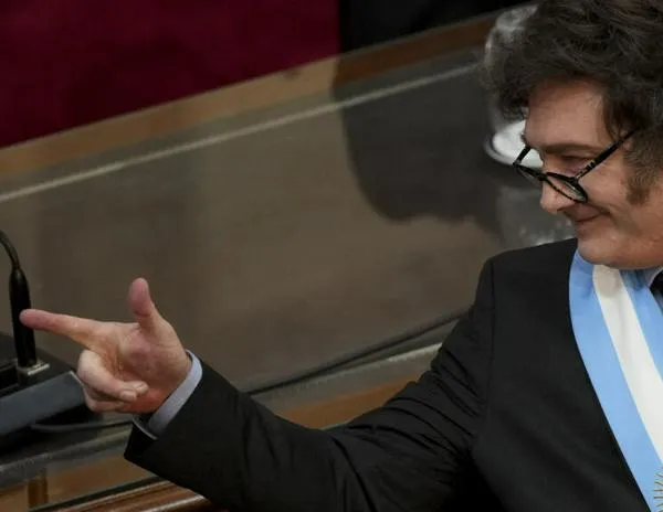 En Argentina, Javier Milei elogia su política de motosierra y habla de salir del Mercosur