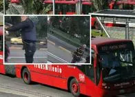 Joven intentó colarse en Transmilenio y tuvo fuerte pelea con un policía