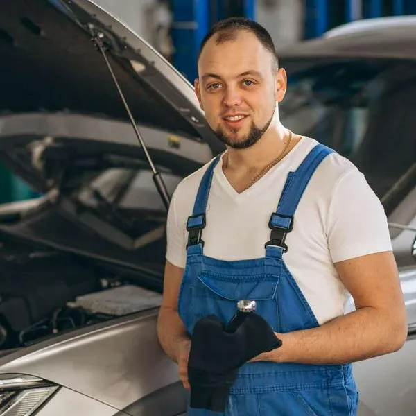 Foto de mecánico de carros, en nota de qué pasa si carro está pasando aceite, según mecánico: significado y qué hacer