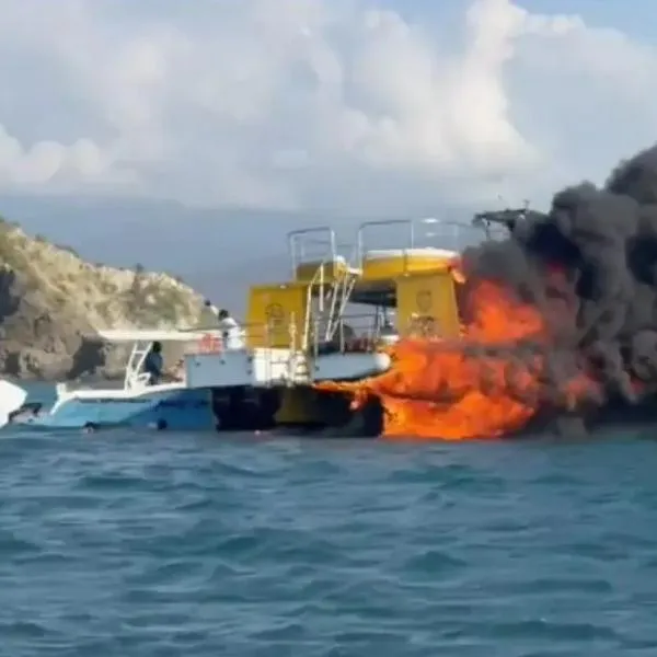 Imágenes del catamarán que se incendió dentro del mar en Santa Marta