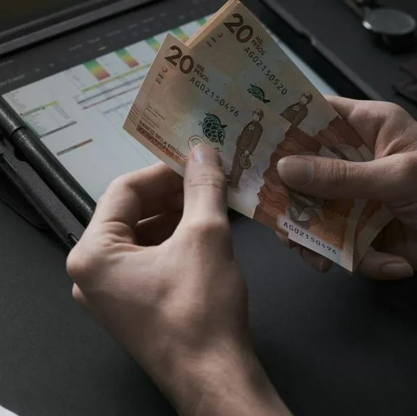 Foto de dinero colombiano, en nota de qué tipo de cuenta es mejor para ahorrar dinero entre CDT o Bitcoin, en decisión