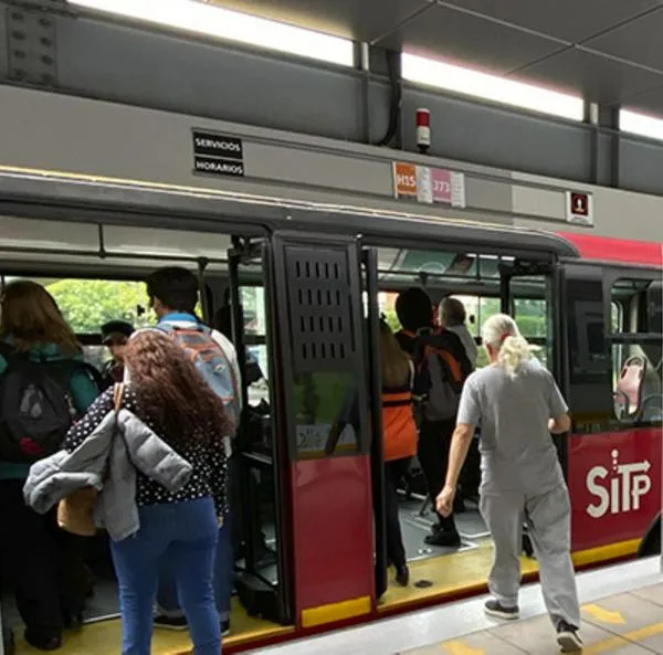 Niña de 9 años fue herida en bus de Transmilenio por habitante de calle: "Le cortó el brazo izquierdo y está muy asustada", dice la madre. 