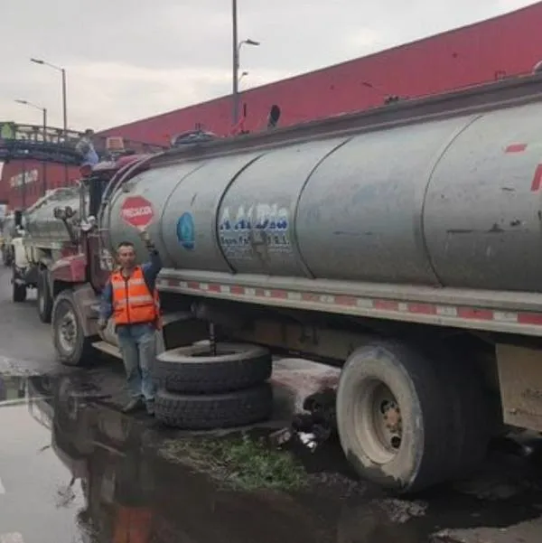 Trancón en la avenida Boyacá (Bogotá) por camión varado hoy en calzada sur-norte