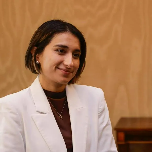 Laura Sarabia responde a críticas por usar ropa de lujo