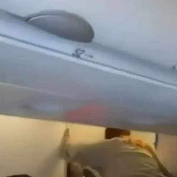 Hombre intentó abrir puerta de avión en pleno vuelo y causó pánico