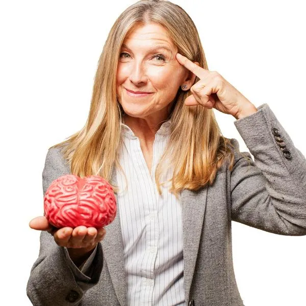 Mujer en nota sobre cómo entrenar el cerebro