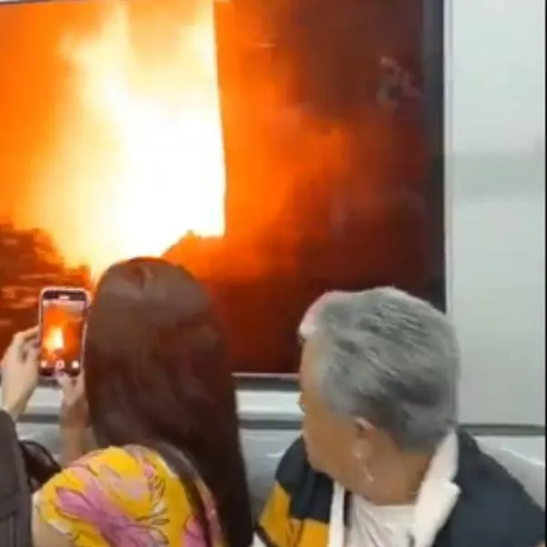 Bomberos atienden grave incendio en local del centro, que afectó la línea del metro de Medellín