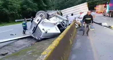Grave accidente en la vía Loboguerrero – Buenaventura; tractomula se volcó