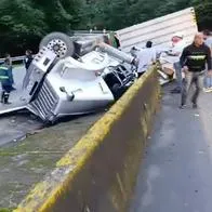 Grave accidente: tractomula se volcó y conductor se quedó atrapado en el vehículo