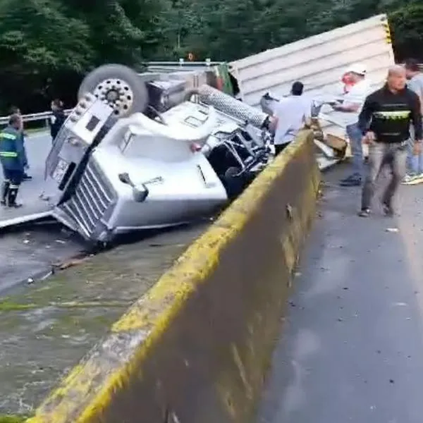 Grave accidente en la vía Loboguerrero – Buenaventura; tractomula se volcó