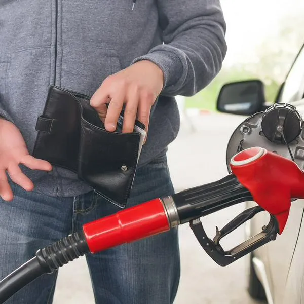 Trabajadora de gasolinera da trucos  para gastar menos plata en combustible