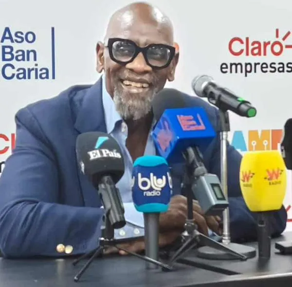 Chris Gardner, que inspiró 'En búsqueda de la felicidad', quiere comprar equipo de mujeres en Colombia. Le contamos los detalles.