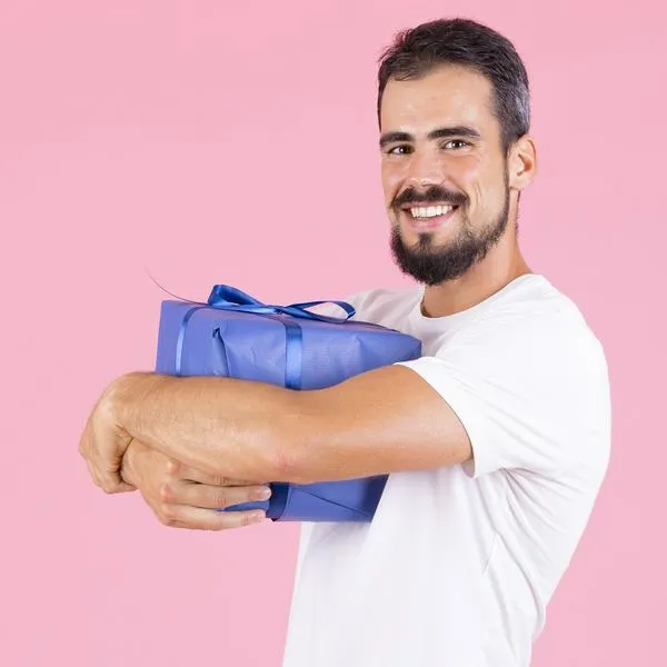 Hombre con regalo, en nota sobre cuándo es el Día del Hombre en Colombia