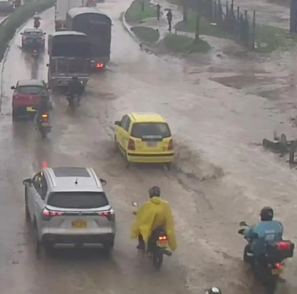 Lluvias en Bogotá hoy dejaron varias vías inundadas y trancones afectan la movilidad de miles de conductores que intentan regresar a sus viviendas.