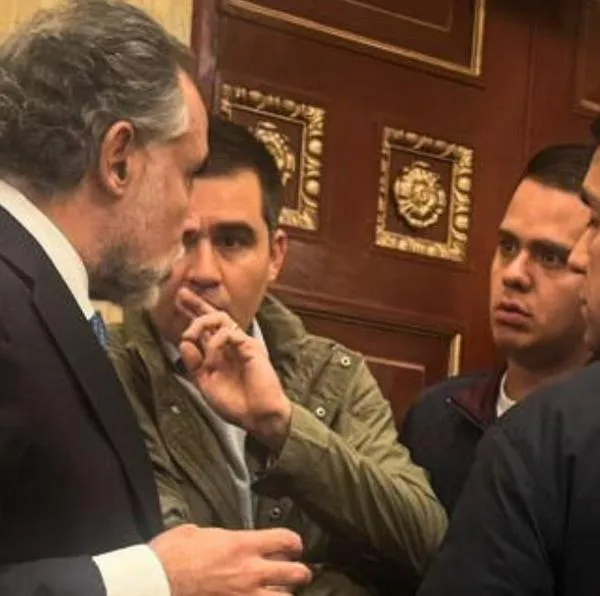 Armando Benedetti fue visto con congresistas de Partido Liberal y salieron fotos del encuentro que tuvo, después de su reunión con mujeres del partido.