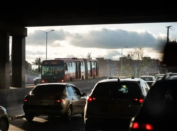 Accidente en Bogotá y trancón hoy, cerca del centro comercial Santafé