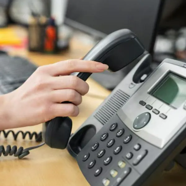 Telefonía fija en Colombia podría acabarse por las dificultades que hay con el negocio. Menos colombianos acceden al servicio. 