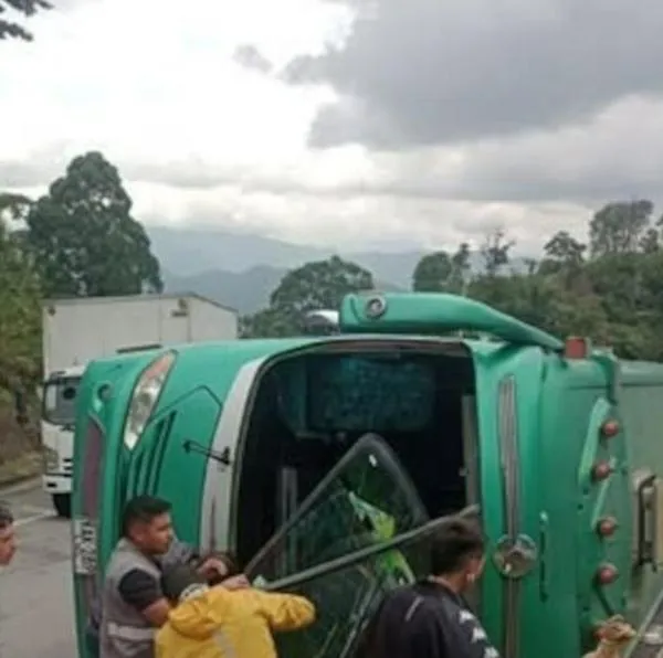 Grave accidente en la vía Bogotá-La Vega: bus se volcó y hay varios heridos de gravedad. La vía se encuentra cerrada a un carril. 