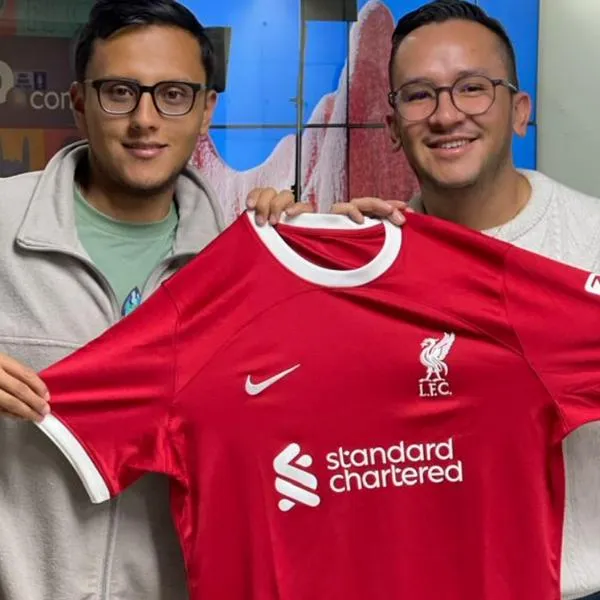 Cómo vestir la camiseta original del Liverpool de Luis Díaz con Pulzo Deportes