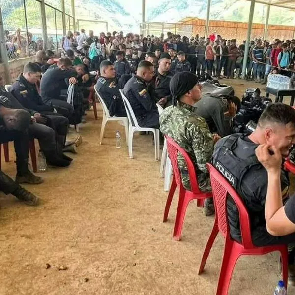 Liberaron a los 28 policías y el militar del Ejército que ajustaron 24 horas retenidos por la comunidad en El Plateado, corregimiento de Argelia.