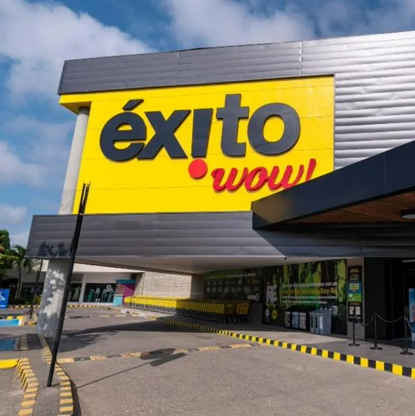 Éxito sorprende con rebaja en celulares iPhone; descuento de hasta el 50 %