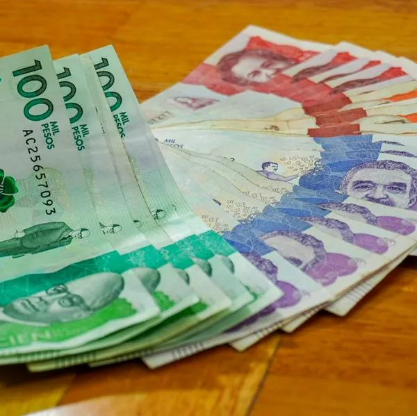 Peso colombiano, billetes de $50.000 y $100.000, suben contra dólar: Bloomberg