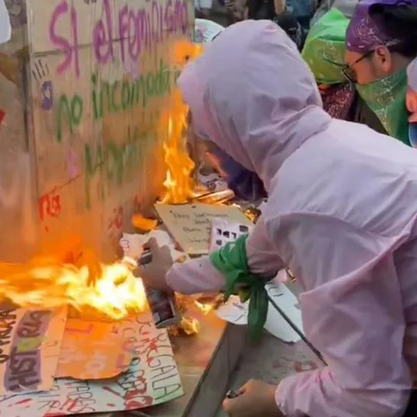 Marchas del 8M en Bogotá: queman estatua de Galán en la plazoleta del Concejo
