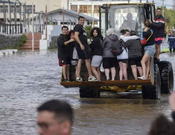 Aumentan a 13 los muertos por temporal en ciudad portuaria argentina