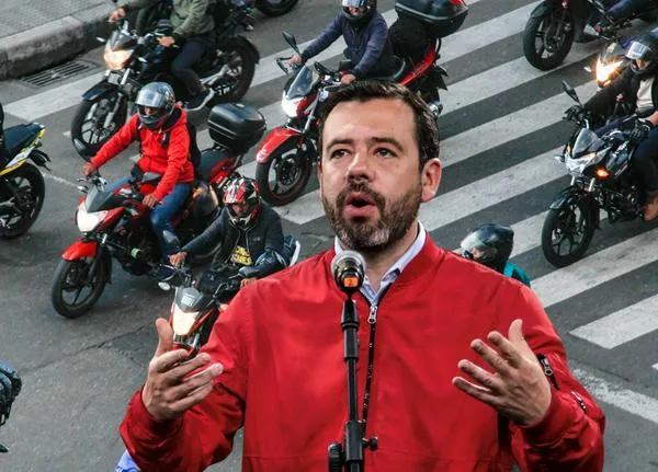 Todas las motos en Bogotá no tendrán restricción del parrillero: Galán lo explica.