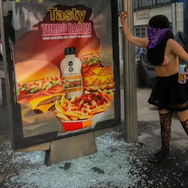 Líder feminista justifica daños en estaciones de Transmilenio, en Bogotá. "Visibiliza nuestras demandas", dijo la mujer sobre los actos vandálicos. 