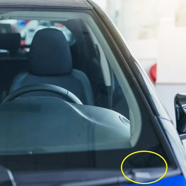 ¿Qué significan las letras en los parabrisas del carro?