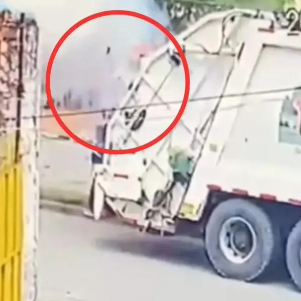 Video del momento exacto en el que explotó una bolsa dentro de un camión de basura. Un empleado resultó herido