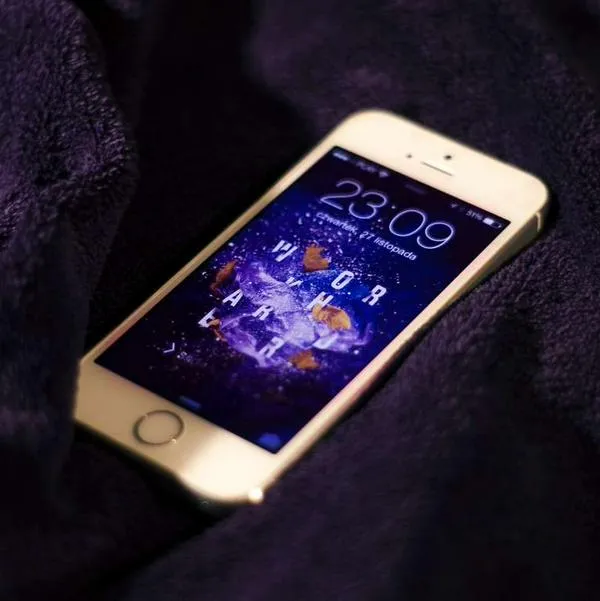 Foto de celular, en nota de qué pasa si se dejan los celulares sin usar en casa: así afectan a las personas
