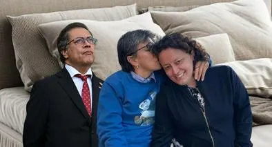 Claudia López y Angélica Lozano responden a Gustavo Petro por camas matrimoniales