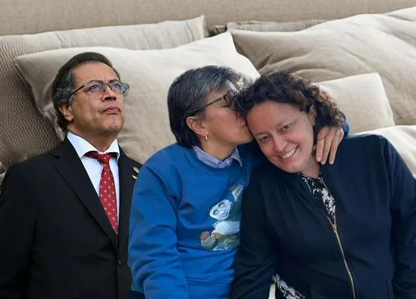 Claudia López y Angélica Lozano responden a Gustavo Petro por camas matrimoniales