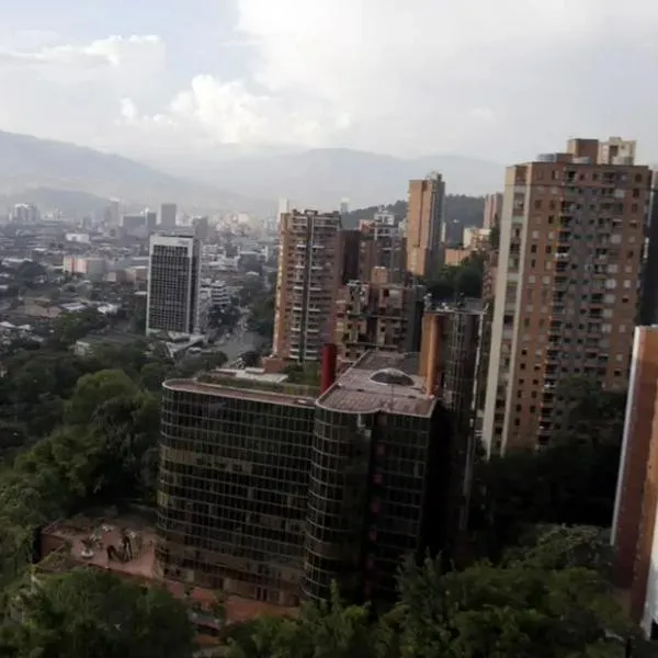 Mujer que cayó de un piso 16 en Medellín tras pelea con novio era de Brasil 
